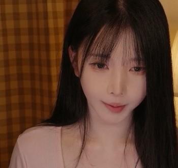 Yoonying穿粉色上衣在暖灯卧室录制ASMR