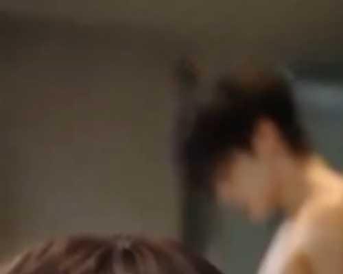 现代韦小宝中兔耳发夹女子在酒店房间看向男主