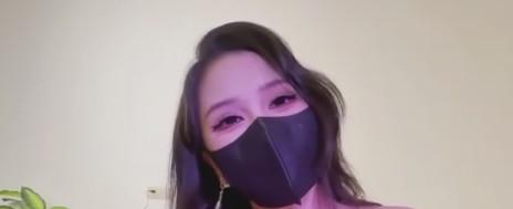 苏小涵戴口罩的室内近景