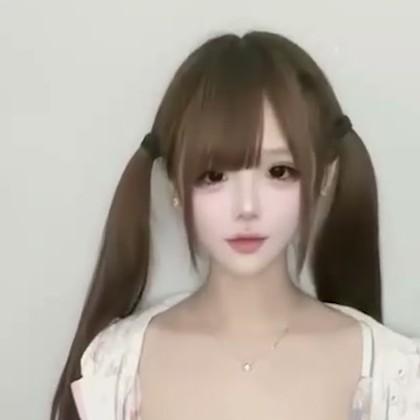 推特小甜派白色造型近景