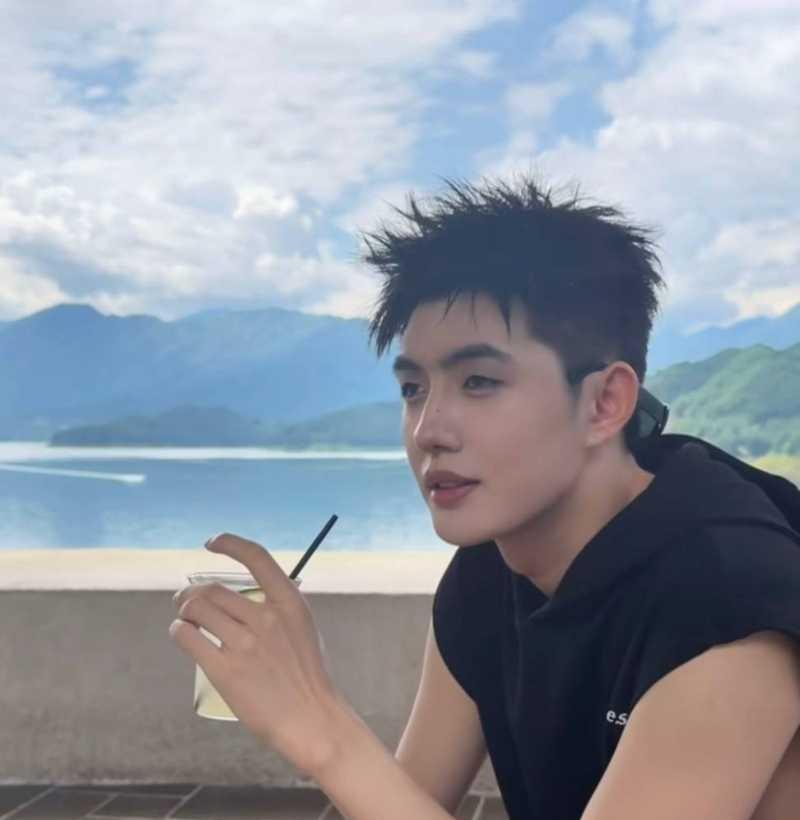 抖音一凡在湖边的公开照片