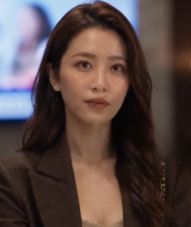 母上攻略第12集中母亲坐在餐桌前