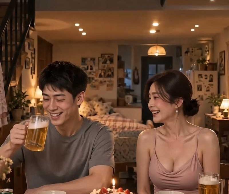 告白母子中两人在生日蛋糕前举杯