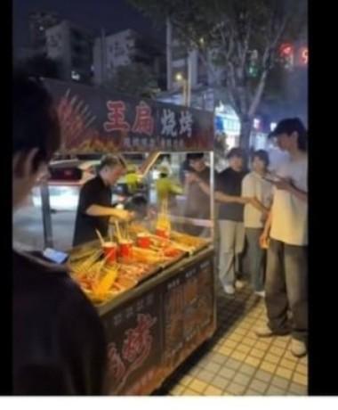 王扁经营烧烤摊时的现场画面