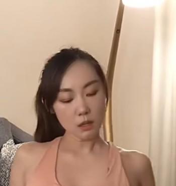 推特丝琪姐姐粉色运动造型近景