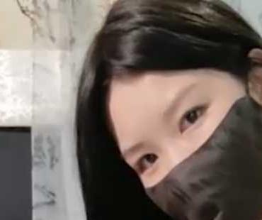 小娜佩戴黑色口罩的红色旗袍造型近景