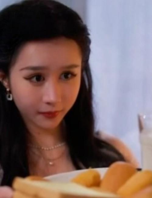 AI短剧我的小姨子中黑发女子端着早餐
