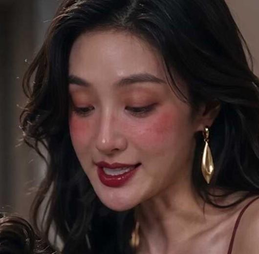 《绿帽契约》中苏晴与林默在室内交谈