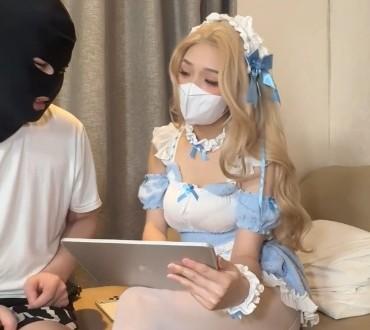 糖心情深叉喔与摄影师在沙发上查看样片