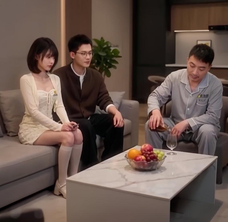 《台球少女》中三人在客厅围坐交谈