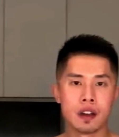 猛男战士在酒店房间面对镜头