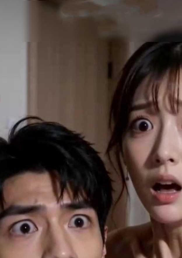 弱点中敲门后惊讶的两人