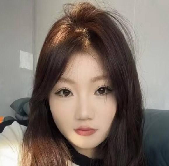 黄璐茗长发正面近照