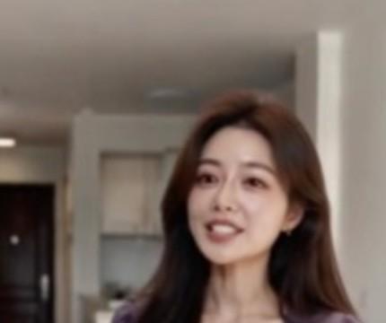 母恋在青春期中秦婉站在公寓门口与儿子交谈