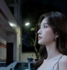 少妇白洁中白洁夜间站在学校门口