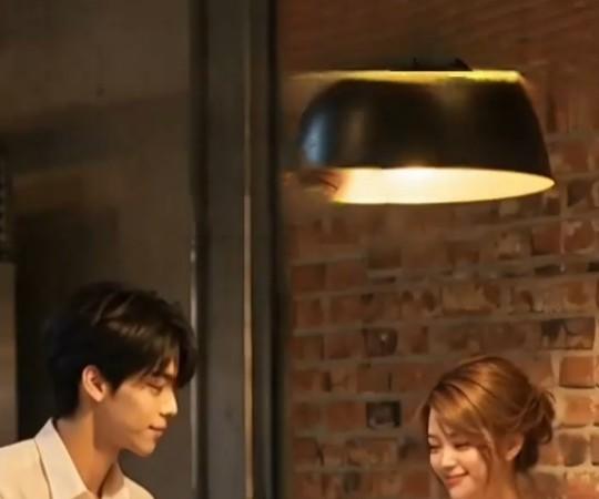 熟女自助餐中男主与女子在餐桌旁交谈