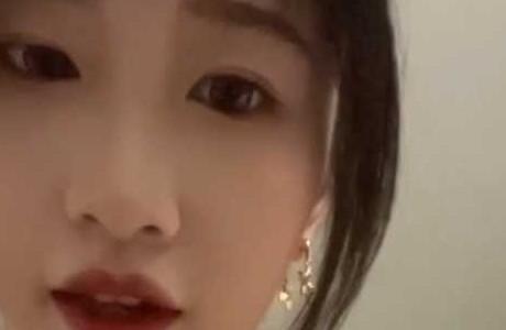 曲婉在酒店房间内靠近镜头拍摄