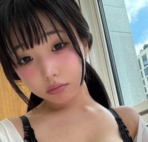 韩国模特李妍雨在窗边自然光下拍摄