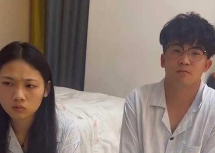 敖溪房间对峙画面中一男一女坐在地面回应拍摄者